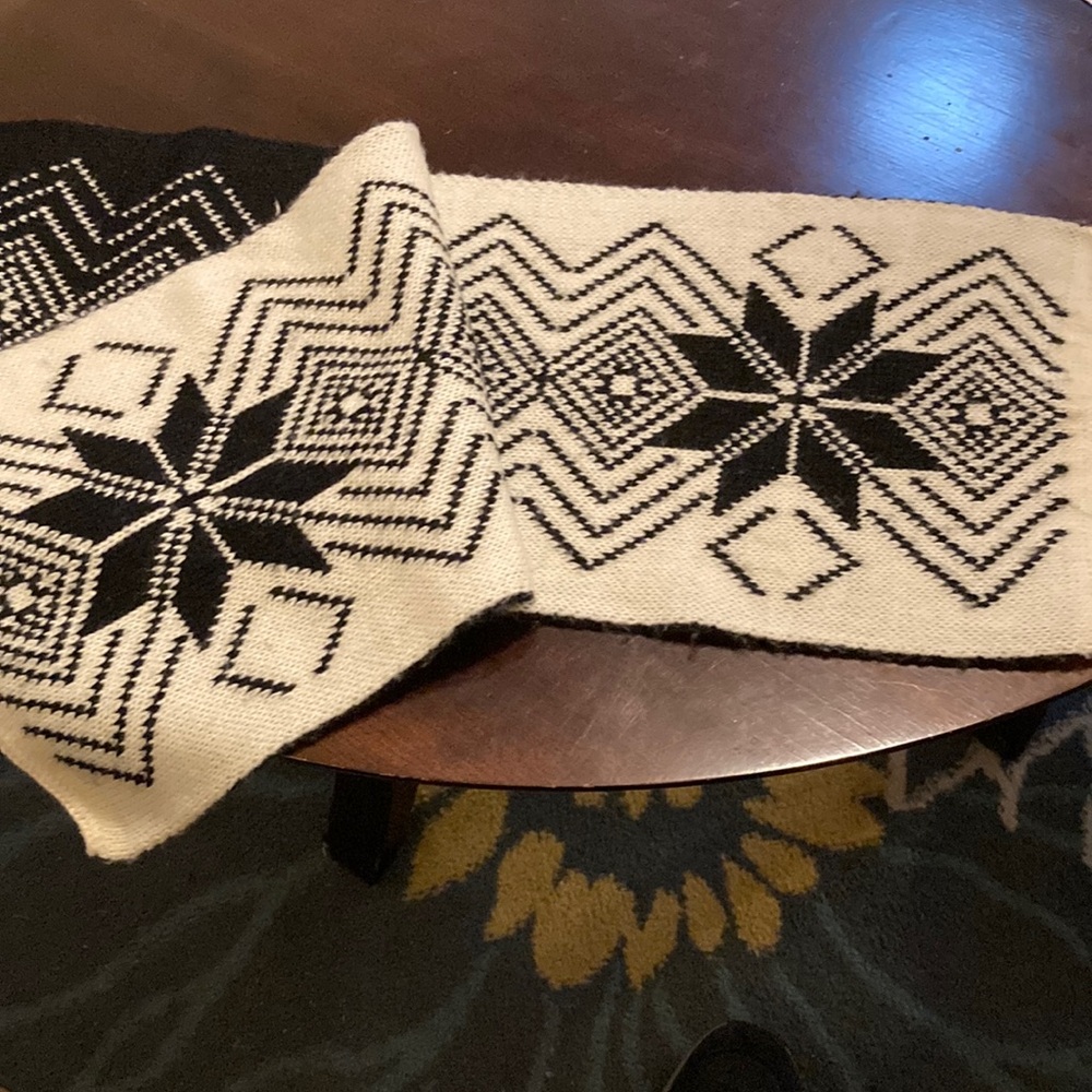 Black and White Geometric Patterned Table Runner